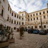 Restiamo comunque incantati dalla bianca facciata dell�immobile impreziosita dalla ricchezza degli stucchi e decori color ocra. L�architettura barocca della struttura...